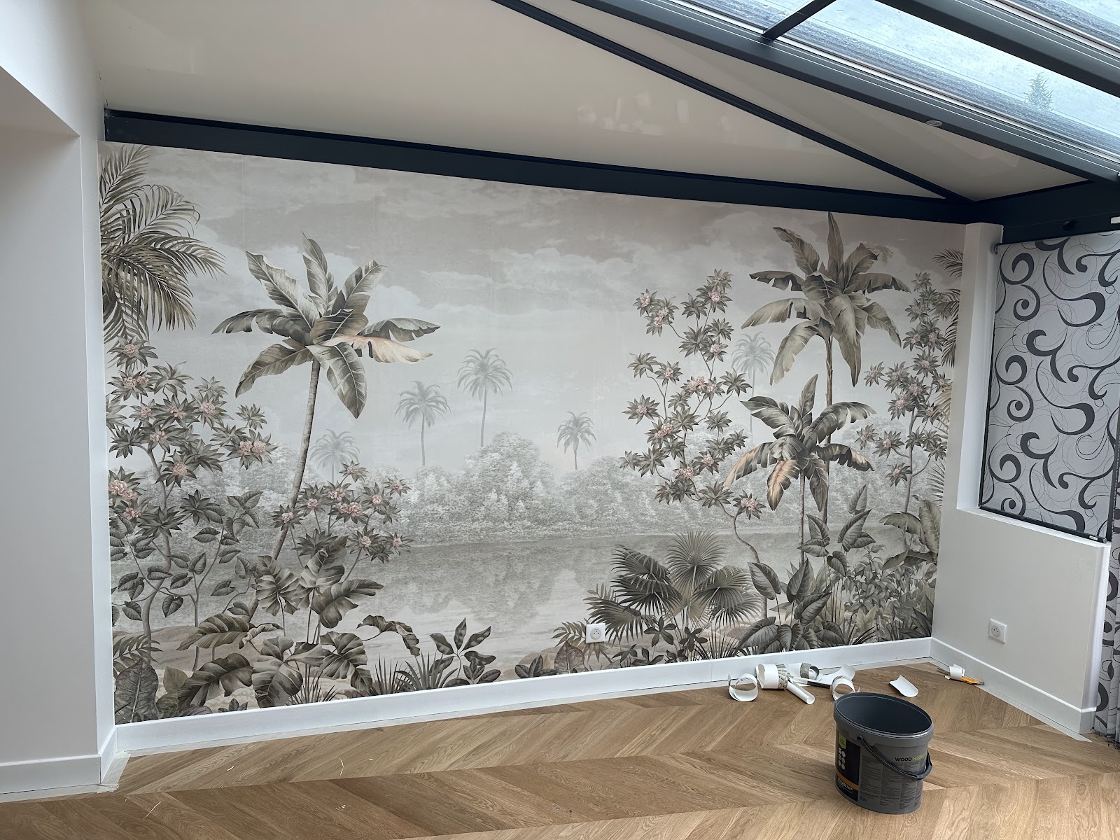 Décoration murale panoramique sous verrière et sol en chêne massif
