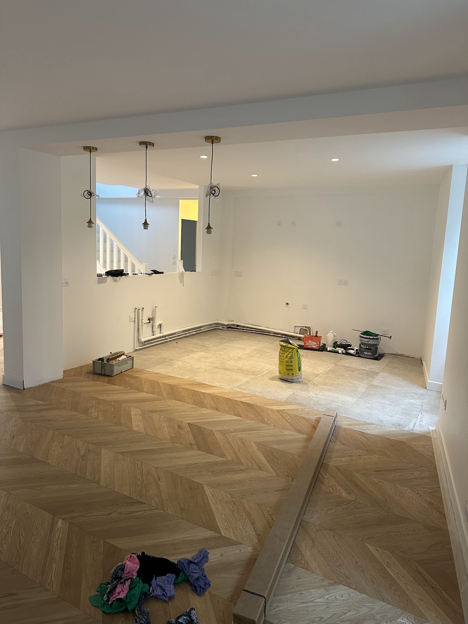 Rénovation complète des sols alliant parquet en point de Hongrie et carrelage.