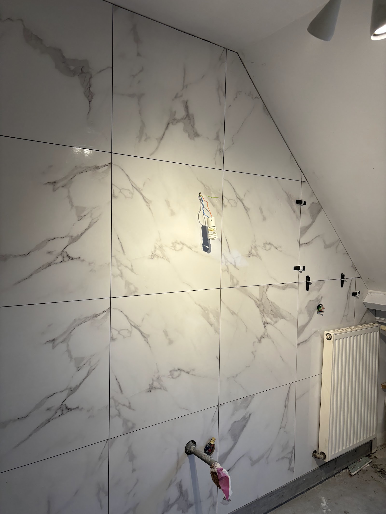 Revêtement mural en grès cérame effet marbre blanc.